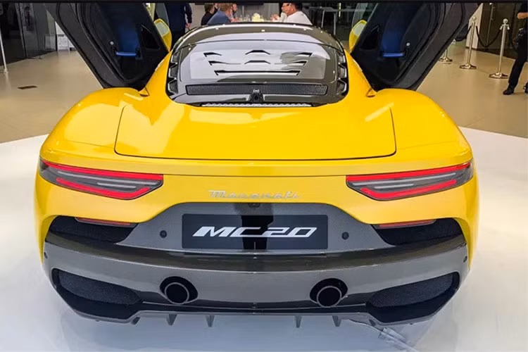 Đèn xe dạng LED hình tứ giác với thiết kế cách điệu. Nắp capo của xe tương đối đơn giản, nhưng vẫn gây ấn tượng nhờ có 2 hốc gió lớn kéo từ trước ra đến kính chắn gió. Cửa cắt kéo hay bộ mâm hợp kim kiểu chữ X là những điểm nhấn khác của siêu xe mui trần.