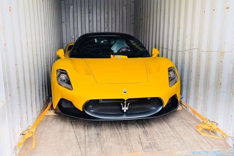 Chiếc Maserati MC20 Cielo của Ngân 98 và Lương Bằng Quang sở hữu màu sơn ngoại thất vàng nổi bật với điểm nhấn màu đen nhám ở một số chi tiết như cản va trước, hốc gió, nẹp sườn bên hông hay toàn bộ khuếch tán sau.