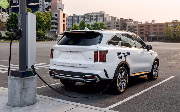 Kia Sorento giảm từ 20-60 triệu đồng tùy phiên bản, mức giảm nhiều nhất thuộc về bản 2.2D Premium và Sorento Hybrid/Plug-in Hybrid. Dòng cuối cùng được điều chỉnh giá bán là Sorento, giảm từ 20-60 triệu đồng tùy phiên bản, trong đó mức giảm nhiều nhất thuộc về bản 2.2D Premium và các biến thể Sorento Hybrid/Plug-in Hybrid. Bên cạnh đó, các mẫu Sorento còn được nhận thêm khuyến mãi từ đại lý, nên mức giảm về lý thuyết sẽ có tổng giá trị lên đến 85 triệu đồng tùy phiên bản. Năm 2022, Kia từng nhiều lần tăng giá danh mục sản phẩm tại Việt Nam vào các tháng 2, 5, 9 và 11. Trong đó ở lần điều chỉnh gần đây nhất vào tháng 11/2022, tất cả các dòng xe Kia ngoại trừ Carens đều tăng giá từ 10-70 triệu đồng.