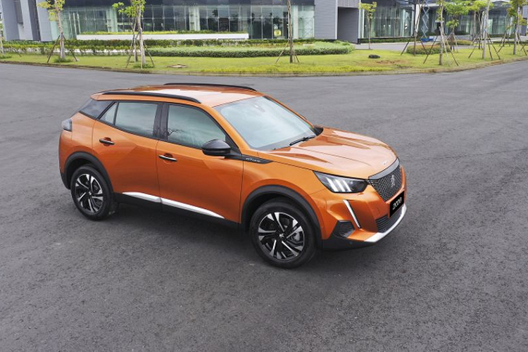 Peugeot 2008 cũng được giảm giá 26 triệu đồng tại đại lý, giá bán sau ưu đãi của 2 phiên bản Active và GT Line lần lượt là 763 triệu đồng và 833 triệu đồng. Trong phân khúc crossover cỡ B, xe là đối thủ của Toyota Corolla Cross, Honda HR-V, Kia Seltos, Hyundai Creta.