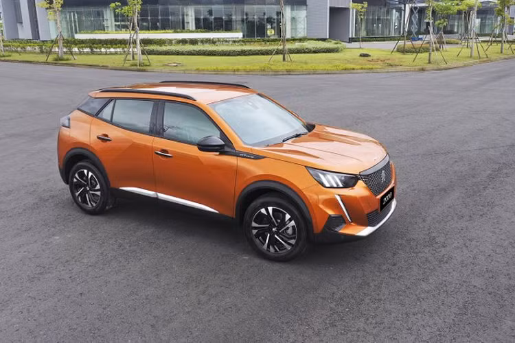 Peugeot 2008 cũng được giảm giá 26 triệu đồng tại đại lý, giá bán sau ưu đãi của 2 phiên bản Active và GT Line lần lượt là 763 triệu đồng và 833 triệu đồng. Trong phân khúc crossover cỡ B, xe là đối thủ của Toyota Corolla Cross, Honda HR-V, Kia Seltos, Hyundai Creta.