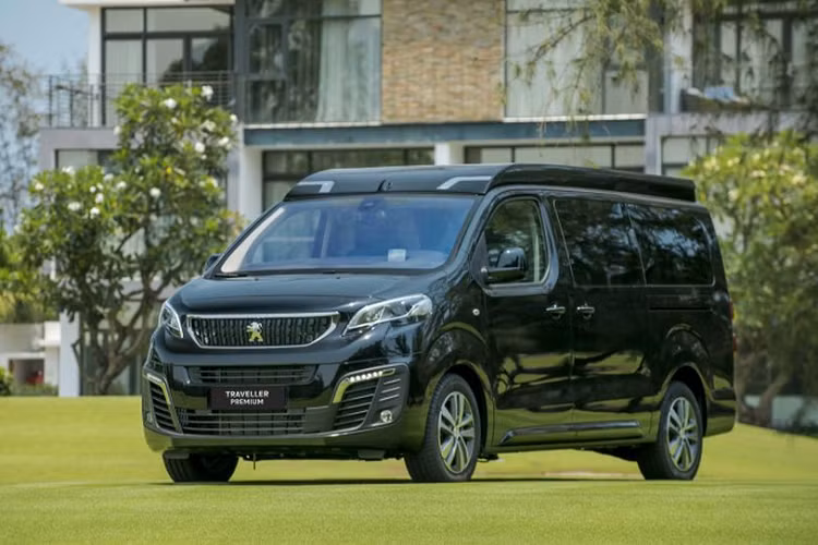Peugeot Traveller được giảm 40 triệu đồng, đưa mức giá từ 1,599 tỷ đồng xuống 1,559 tỷ đồng. Đối thủ trực tiếp của mẫu xe này tại thị trường Việt Nam là Kia Carnival có giá từ 1,289 tới 1,889 tỷ đồng.