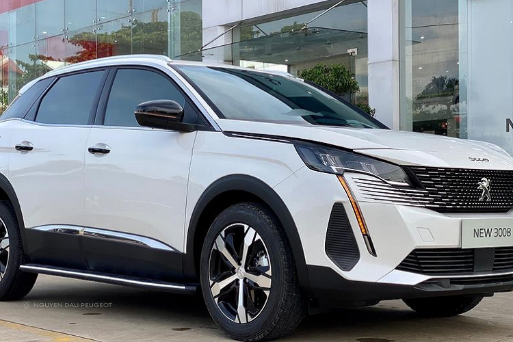 Peugeot 3008 giảm giá 30-34 triệu đồng cho cả 3 phiên bản: Active, Allure và GT, giá sau ưu đãi lần lượt là 969 triệu đồng, 1,087 tỷ đồng và 1,175 tỷ đồng. Cạnh tranh trong phân khúc SUV/CUV cỡ C, các đối thủ của 3008 gồm có Hyundai Tucson, Mazda CX-5, Ford Territory và Kia Sportage.