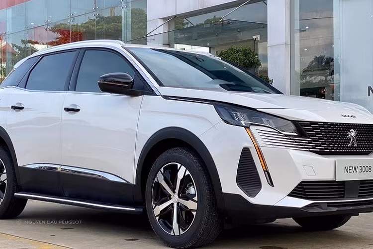 Peugeot 3008 giảm giá 30-34 triệu đồng cho cả 3 phiên bản: Active, Allure và GT, giá sau ưu đãi lần lượt là 969 triệu đồng, 1,087 tỷ đồng và 1,175 tỷ đồng. Cạnh tranh trong phân khúc SUV/CUV cỡ C, các đối thủ của 3008 gồm có Hyundai Tucson, Mazda CX-5, Ford Territory và Kia Sportage.