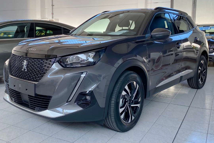 Ngoài ưu đãi trực tiếp trên giá bán, khách hàng mua các mẫu xe Peugeot cũng sẽ nhận được thêm gói bảo dưỡng miễn phí 20.000 km trị giá 10 triệu đồng.