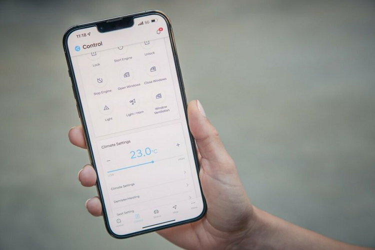 Bluelink trên Hyundai Tucson 2023 là một gói dịch vụ tích hợp bao gồm một loạt các tiện ích hấp dẫn, hỗ trợ người dùng lái xe an toàn và thuận tiện. Một số tính năng nổi bật của dịch vụ này có thể kể đến như thông báo tai nạn tự động, dẫn đường thông qua hệ thống đám mây, tính năng ra lệnh bằng giọng nói…