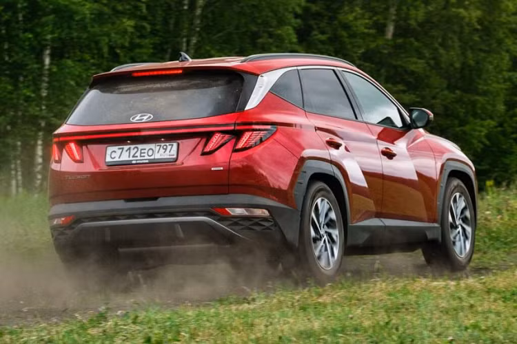 Giá xe Hyundai Tucson 2023 bản tiêu chuẩn bán ra từ 34.900 AUD (tương đương 571 triệu đồng). Khách mua phiên bản này có thể bổ sung gói tùy chọn ngoại thất N-line với giá 4.000 AUD (khoảng 65 triệu đồng).