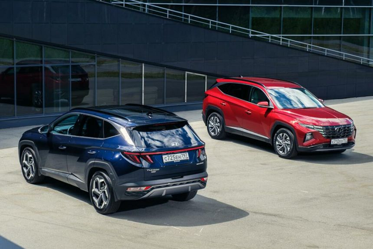 Tại Việt Nam, Hyundai Tucson hiện đang được phân phối 4 phiên bản, đi kèm giá niêm yết lần lượt là 845 - 955 triệu và 1.055 và 1.060 tỷ đồng.