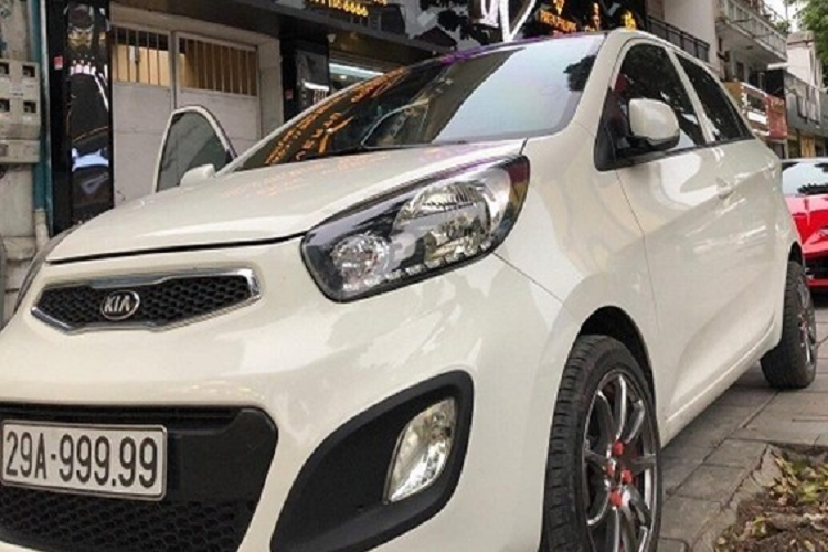 Động cơ kết hợp cùng hộp số ly hợp kép 7 cấp, nhờ đó, siêu xe Ferrari F12 Berlinetta Duke Dynamics không có xe thứ 2 ở Việt Nam chỉ mất khoảng thời gian 3,1 giây để tăng tốc từ vị trí đứng yên lên 100 km/h trước khi đạt vận tốc tối đa 340 km/h.