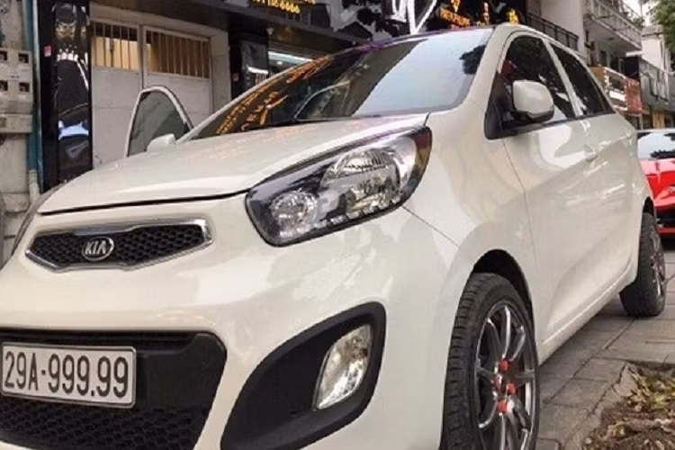 Động cơ kết hợp cùng hộp số ly hợp kép 7 cấp, nhờ đó, siêu xe Ferrari F12 Berlinetta Duke Dynamics không có xe thứ 2 ở Việt Nam chỉ mất khoảng thời gian 3,1 giây để tăng tốc từ vị trí đứng yên lên 100 km/h trước khi đạt vận tốc tối đa 340 km/h.