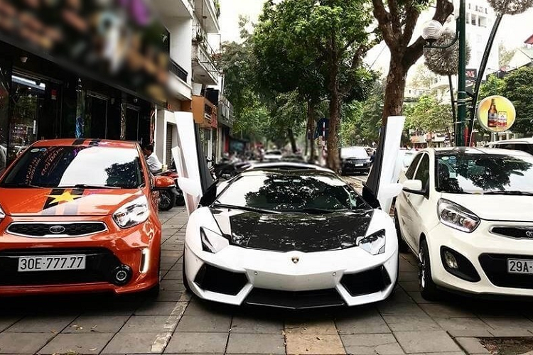 Động cơ trên kết hợp cùng hộp số ly hợp kép 7 cấp và hệ dẫn động cầu sau, nhờ đó, siêu xe Lamborghini Huracan LP580-2 chỉ mất khoảng thời gian 3,4 giây để tăng tốc lên 100 km/h từ vị trí xuất phát trước khi đạt vận tốc tối đa 320 km/h. Còn Ferrari F12 Berlinetta sử dụng động cơ V12, dung tích 6.3 lít, hút khí tự nhiên, cho ra công suất tối đa 730 mã lực và mô-men xoắn cực đại 690 Nm.