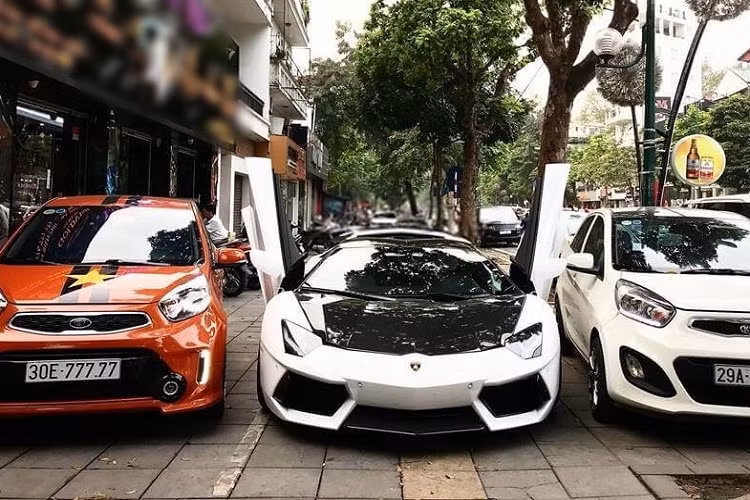 Động cơ trên kết hợp cùng hộp số ly hợp kép 7 cấp và hệ dẫn động cầu sau, nhờ đó, siêu xe Lamborghini Huracan LP580-2 chỉ mất khoảng thời gian 3,4 giây để tăng tốc lên 100 km/h từ vị trí xuất phát trước khi đạt vận tốc tối đa 320 km/h. Còn Ferrari F12 Berlinetta sử dụng động cơ V12, dung tích 6.3 lít, hút khí tự nhiên, cho ra công suất tối đa 730 mã lực và mô-men xoắn cực đại 690 Nm.