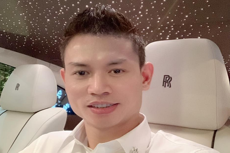 Ngoài ra là chiếc siêu xe Ferrari F12 Berlinetta màu đỏ, Ferrari 488 GTB màu trắng, Lamborghini Huracan LP580-2 màu đỏ. Sau nhiều năm trải nghiệm, Tùng "Vàng" đã bán sạch 4 chiếc siêu xe này của mình. Chiếc siêu xe Lamborghini Huracan LP580-2 từng của Tùng "Vàng" được trang bị khối động cơ V10, dung tích 5.2 lít, sản sinh ra công suất tối đa lên đến 580 mã lực và mô-men xoắn cực đại đạt được là 540 Nm.