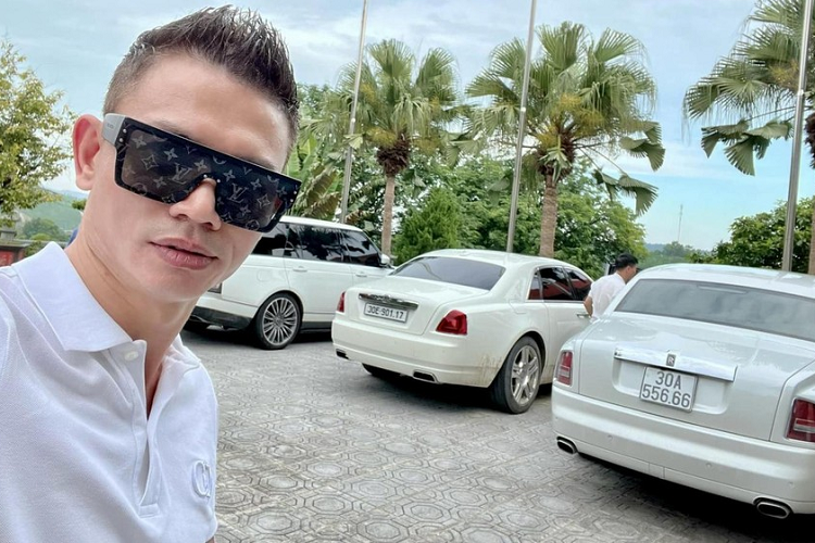 Trong bộ sưu tập xe của Tùng "Vàng", nổi tiếng nhất có lẽ là chiếc siêu xe Lamborghini Aventador LP700-4 Roadster có gói độ nửa tỷ đồng. Siêu xe Lamborghini Aventador LP700-4 Roadster sử dụng động cơ V12, dung tích 6.5 lít, sản sinh công suất tối đa 700 mã lực và mô-men xoắn cực đại 690 Nm. Sức mạnh được truyền tới cả bốn bánh thông qua hộp số tự động 7 cấp ISR, nhờ đó, siêu xe mui trần này có thể tăng tốc từ vị trí xuất phát lên 100 km/h chỉ trong thời gian 2,9 giây trước khi đạt vận tốc tối đa 349 km/h.