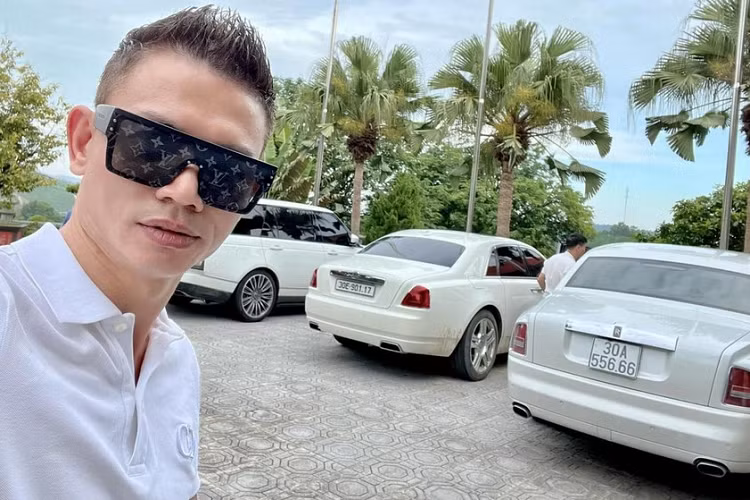 Trong bộ sưu tập xe của Tùng "Vàng", nổi tiếng nhất có lẽ là chiếc siêu xe Lamborghini Aventador LP700-4 Roadster có gói độ nửa tỷ đồng. Siêu xe Lamborghini Aventador LP700-4 Roadster sử dụng động cơ V12, dung tích 6.5 lít, sản sinh công suất tối đa 700 mã lực và mô-men xoắn cực đại 690 Nm. Sức mạnh được truyền tới cả bốn bánh thông qua hộp số tự động 7 cấp ISR, nhờ đó, siêu xe mui trần này có thể tăng tốc từ vị trí xuất phát lên 100 km/h chỉ trong thời gian 2,9 giây trước khi đạt vận tốc tối đa 349 km/h.