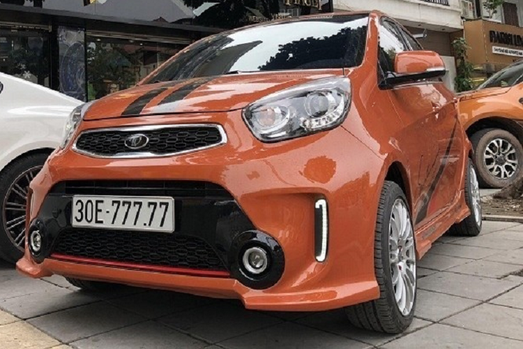 Các doanh nhân Việt thường rất thích xe Rolls-Royce, Tùng "Vàng", cũng không ngoại lệ khi từng sở hữu 1 chiếc xe siêu sang Rolls-Royce Ghost màu trắng, ngoài ra là 1 chiếc coupe siêu sang Bentley Continental GT Speed màu trắng. Rolls-Royce Ghost thế hệ đầu tiên được trang bị động cơ V12, dung tích 6,6 lít, tăng áp kép, cho công suất tối đa 562 mã lực và mô-men xoắn cực đại 780 Nm.