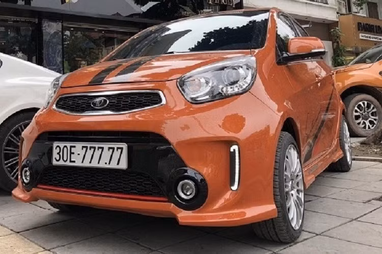 Các doanh nhân Việt thường rất thích xe Rolls-Royce, Tùng "Vàng", cũng không ngoại lệ khi từng sở hữu 1 chiếc xe siêu sang Rolls-Royce Ghost màu trắng, ngoài ra là 1 chiếc coupe siêu sang Bentley Continental GT Speed màu trắng. Rolls-Royce Ghost thế hệ đầu tiên được trang bị động cơ V12, dung tích 6,6 lít, tăng áp kép, cho công suất tối đa 562 mã lực và mô-men xoắn cực đại 780 Nm.