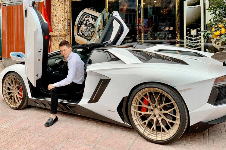 Trong showroom của mình, Tùng "Vàng" luôn đáp ứng các nhu cầu cơ bản của giới đại gia như đồng hồ Vertu, hay các thương hiệu đồng hồ siêu đắt đỏ là Patek Philippe, Richard Mille, Franck Muller, Rolex... từ vài tỷ đồng cho đến hàng chục tỷ đồng, thậm chí, có nhiều mẫu đồng hồ chỉ sản xuất vài chiếc trên thế giới, đại gia này cũng có bán.