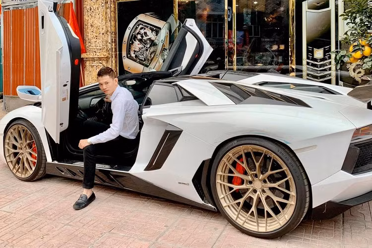 Trong showroom của mình, Tùng "Vàng" luôn đáp ứng các nhu cầu cơ bản của giới đại gia như đồng hồ Vertu, hay các thương hiệu đồng hồ siêu đắt đỏ là Patek Philippe, Richard Mille, Franck Muller, Rolex... từ vài tỷ đồng cho đến hàng chục tỷ đồng, thậm chí, có nhiều mẫu đồng hồ chỉ sản xuất vài chiếc trên thế giới, đại gia này cũng có bán.