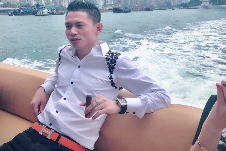 Động cơ kết hợp cùng hộp số tự động ZF 8 cấp, nhờ đó, xe siêu sang Rolls-Royce Ghost mất khoảng 5 giây để tăng tốc lên 100 km/h từ vị trí xuất phát. Vận tốc tối đa 250 km/h. Giá bán cho một chiếc Rolls-Royce Ghost Series I đã qua sử dụng dao động từ 7,5 tỷ đến 11,5 tỷ đồng. Ngoài các xe kể trên, Tùng "Vàng" và em trai còn gây chú ý khi từng tậu 2 chiếc xe Kia Morning mang biển số ngũ quý 7 và ngũ quý 9, cách chơi xe này đã khiến không ít người cho rằng vị đại gia rất hào phóng cho các xe ô tô mà mình thích