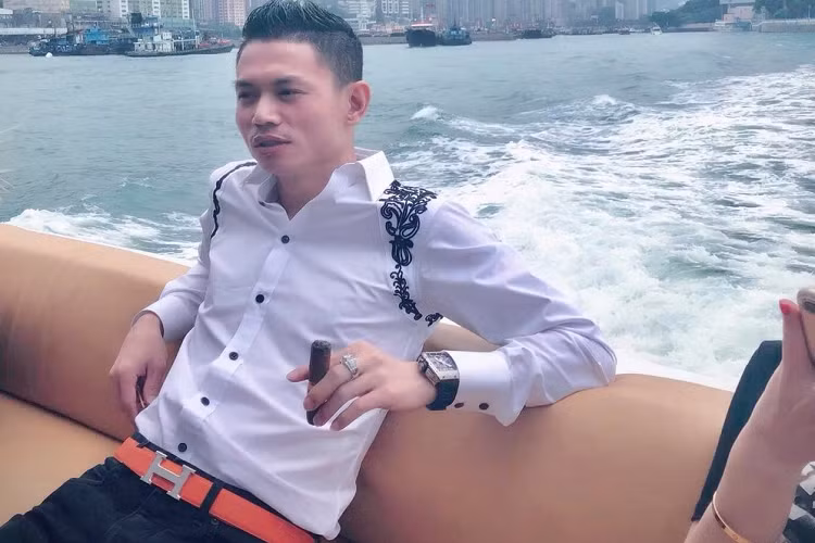 Động cơ kết hợp cùng hộp số tự động ZF 8 cấp, nhờ đó, xe siêu sang Rolls-Royce Ghost mất khoảng 5 giây để tăng tốc lên 100 km/h từ vị trí xuất phát. Vận tốc tối đa 250 km/h. Giá bán cho một chiếc Rolls-Royce Ghost Series I đã qua sử dụng dao động từ 7,5 tỷ đến 11,5 tỷ đồng. Ngoài các xe kể trên, Tùng "Vàng" và em trai còn gây chú ý khi từng tậu 2 chiếc xe Kia Morning mang biển số ngũ quý 7 và ngũ quý 9, cách chơi xe này đã khiến không ít người cho rằng vị đại gia rất hào phóng cho các xe ô tô mà mình thích