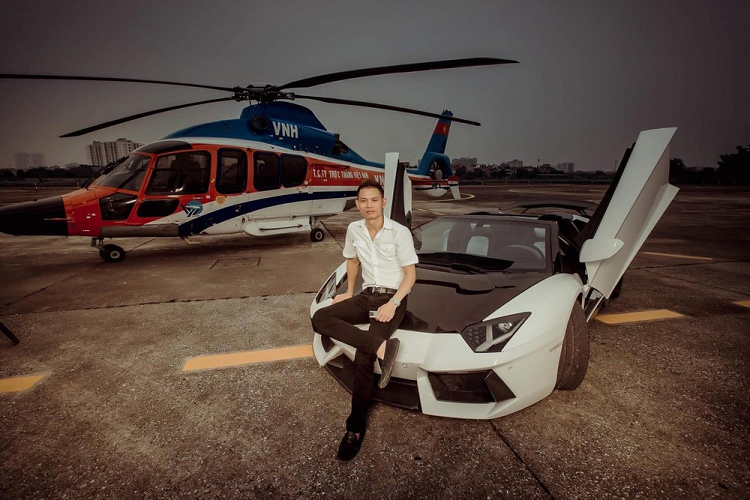 Nói đến những cửa hàng chuyên bán đồ xa xỉ tại Việt Nam và chủ nhân có niềm đam mê rất lớn với các siêu xe đắt tiền, không thể bỏ qua được Tùng "Vàng", biệt danh của ông Phạm Quang Tùng, chủ của thương hiệu Luxury VIP.