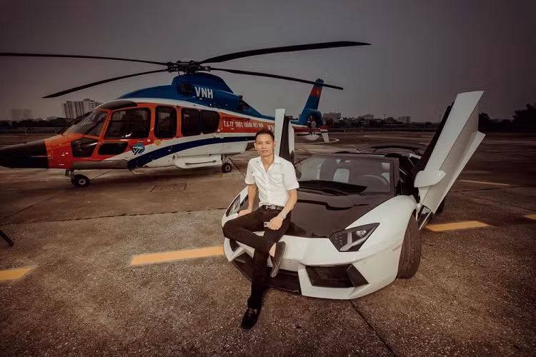 Nói đến những cửa hàng chuyên bán đồ xa xỉ tại Việt Nam và chủ nhân có niềm đam mê rất lớn với các siêu xe đắt tiền, không thể bỏ qua được Tùng "Vàng", biệt danh của ông Phạm Quang Tùng, chủ của thương hiệu Luxury VIP.