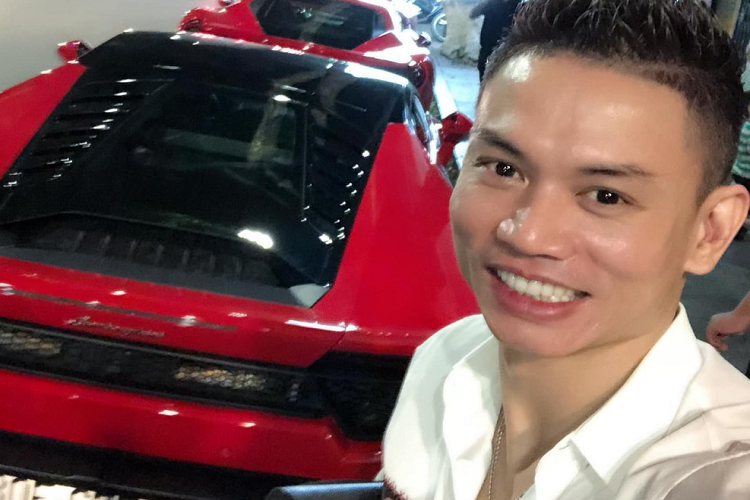 Để tương xứng với hình ảnh 1 ông chủ chuyên bán đồ xa xỉ, Tùng "Vàng" còn chi không ít tiền để mang các siêu xe của Lamborghini, Ferrari hay các dòng xe siêu sang của Rolls-Royce, Bentley về phục vụ mình. Từng có lúc, 2 anh em nhà Phạm Quang Tùng sở hữu gần 6 chiếc siêu xe, xe siêu sang các loại, đủ để giới chơi xe trong nước khâm phục sự chịu chơi.