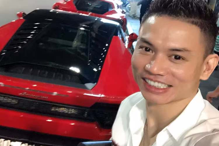 Để tương xứng với hình ảnh 1 ông chủ chuyên bán đồ xa xỉ, Tùng "Vàng" còn chi không ít tiền để mang các siêu xe của Lamborghini, Ferrari hay các dòng xe siêu sang của Rolls-Royce, Bentley về phục vụ mình. Từng có lúc, 2 anh em nhà Phạm Quang Tùng sở hữu gần 6 chiếc siêu xe, xe siêu sang các loại, đủ để giới chơi xe trong nước khâm phục sự chịu chơi.