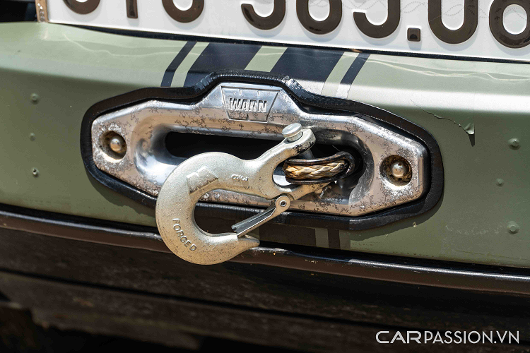 Ngoại thất của Cayenne sở hữu tông màu xanh "nhà binh" nhám với nhiều trang bị phụ kiện phục vụ cho off-road. Phần cản trước đã được lược bỏ đi cản bảo vệ như những người "anh em" Cayenne "nhà binh" của Trung Nguyên.