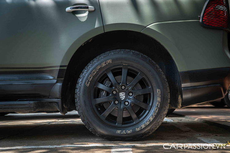 Chiếc Porsche Cayenne độ off-road số sàn là phiên bản tiêu chuẩn nên trang bị động cơ dung tích 3,2l (mã VM VR6) cho công suất 247 mã lực. Kết hợp với hộp số sàn 6 cấp xe có khả năng tăng tốc từ 0-100 km/h trong 9,1 giây và nếu là hộp số tự động Tiptronic S sẽ là 9,7 giây.