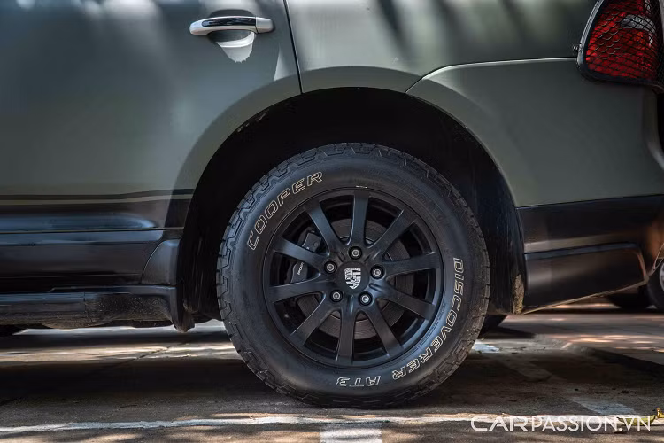 Chiếc Porsche Cayenne độ off-road số sàn là phiên bản tiêu chuẩn nên trang bị động cơ dung tích 3,2l (mã VM VR6) cho công suất 247 mã lực. Kết hợp với hộp số sàn 6 cấp xe có khả năng tăng tốc từ 0-100 km/h trong 9,1 giây và nếu là hộp số tự động Tiptronic S sẽ là 9,7 giây.