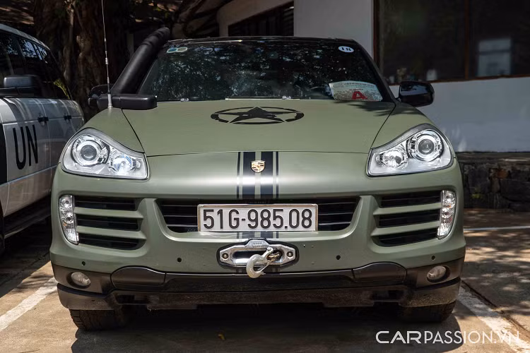 Porsche Cayenne không phải là mẫu xe xa lạ tại Việt Nam, nhưng phiên bản số sàn lại là một chuyện khác. Tính đến nay, những chiếc Cayenne sử dụng số sàn xuất hiện tại Việt Nam không nhiều, đồng thời đa phần các mẫu Cayenne cùng tuổi với mẫu xe Porsche Cayenne độ offroad của Trung Nguyên sẽ có hộp số tự động.