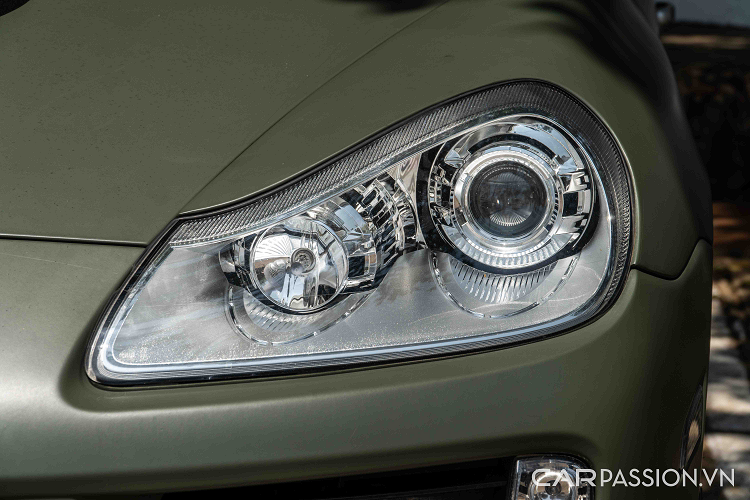 Xe Cayenne số sàn độ off-road được trang bị tời ở cản trước, bên hông có ống thở và kính sau - đèn hậu - cửa sổ cột C được gắn thêm tấm bảo vệ. Mâm được sơn đen để tăng cá tính hơn.