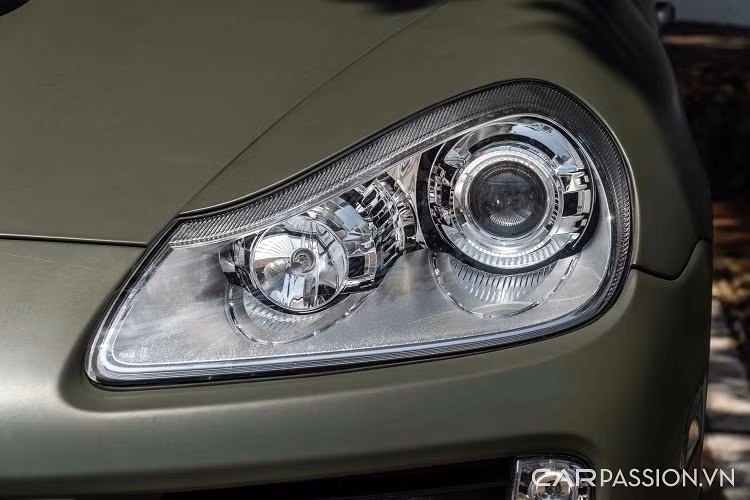 Xe Cayenne số sàn độ off-road được trang bị tời ở cản trước, bên hông có ống thở và kính sau - đèn hậu - cửa sổ cột C được gắn thêm tấm bảo vệ. Mâm được sơn đen để tăng cá tính hơn.