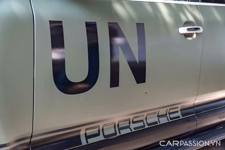 Về nội thất của xe tông màu đen là chủ đạo, các chi tiết vẫn còn mới sau một khoảng thời gian dài sử dụng. Điểm đặc biệt nhất của chiếc xe này là cụm cần số sàn 6 cấp ở bệ trung tâm. Ngoài ra các trang bị khác không có nhiều thay đổi.