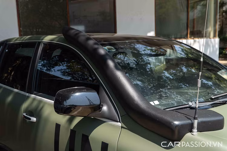 Để tăng chất "nhà binh", xe được gắn thêm bánh dự phòng ở phía cốp. Tất nhiên để lắp trang bị này, chủ nhân của xe đã phải thực hiện khung đỡ riêng.