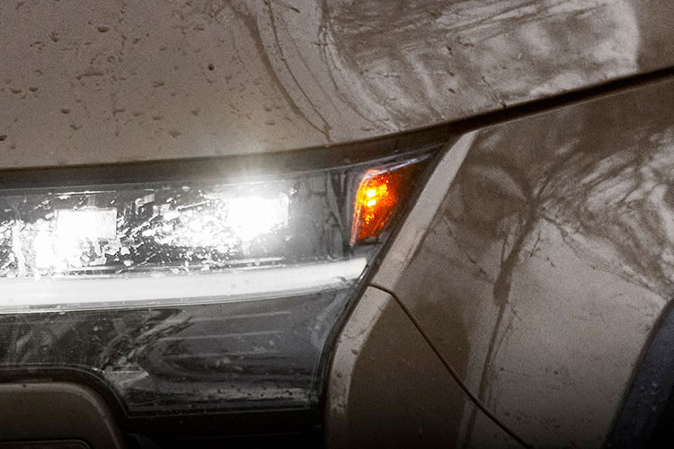 Lần này, chúng ta có cái nhìn rõ hơn về phần đầu xe SUV Lexus TX 2024 mới với lưới tản nhiệt hình con suốt mới mẻ hơn, hiện đại hơn. Lexus TX là một cái tên hoàn toàn mới cho một dòng xe cũng hoàn toàn mới của hãng xe Nhật. Nó sẽ là kẻ kế thừa cho dòng RX L đã ngừng sản xuất, với kích cỡ rộng rãi và không gian sang trọng hơn.