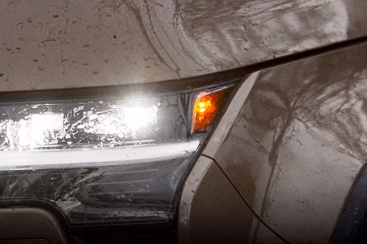 Lần này, chúng ta có cái nhìn rõ hơn về phần đầu xe SUV Lexus TX 2024 mới với lưới tản nhiệt hình con suốt mới mẻ hơn, hiện đại hơn. Lexus TX là một cái tên hoàn toàn mới cho một dòng xe cũng hoàn toàn mới của hãng xe Nhật. Nó sẽ là kẻ kế thừa cho dòng RX L đã ngừng sản xuất, với kích cỡ rộng rãi và không gian sang trọng hơn.