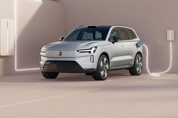 Volvo EX30 2024 sẽ bán trước tại thị trường Châu Âu, sau đó mới mở rộng tại các khu vực khác. Dự kiến từ nay đến năm 2024, Volvo sẽ bổ sung thêm phiên bản Cross Country đậm chất offroad vào danh mục xe của EX30. Bản này sẽ được trang bị bộ mâm và lốp lớn hơn và có khả năng nâng cao gầm.