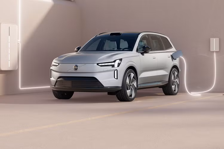 Volvo EX30 2024 sẽ bán trước tại thị trường Châu Âu, sau đó mới mở rộng tại các khu vực khác. Dự kiến từ nay đến năm 2024, Volvo sẽ bổ sung thêm phiên bản Cross Country đậm chất offroad vào danh mục xe của EX30. Bản này sẽ được trang bị bộ mâm và lốp lớn hơn và có khả năng nâng cao gầm.