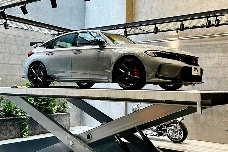 Cường Đô la mới đây đã chia sẽ những hình ảnh về chiếc xe thể thao giới hạn Porsche 911 Sport Classic 2023 gần 20 tỷ của mình trên mạng xã hội. Dưới phần bình luận, đại gia này liên tục "hớ hàng" và thích thú với món đồ chơi mới sắp nhận bàn giao vào tháng 6.