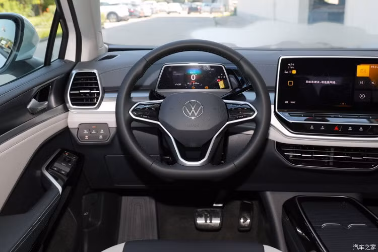 Bên trong nội thất xe với phần bọc da nguyên bản trên vô lăng của Volkswagen ID.6 Crozz 2024 đã được thay thế bằng chất liệu giả da. Hơn nữa, hệ thống ô tô thông minh MOSC 4.0 được nâng cấp, hỗ trợ các chức năng như tương tác bằng giọng nói và dẫn đường trực tuyến.