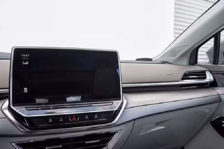 Ngoài ra, Volkswagen ID.6 Crozz 2024 còn có kiểu bố trí 6 chỗ ngồi là 2+2+2 và 2+3+2 bảy chỗ. Hàng ghế trước có thể chỉnh điện 12 hướng và hỗ trợ massage. Về mặt an toàn, xe được trang bị tiêu chuẩn các chức năng hỗ trợ lái xe nâng cao cấp 2+, bao gồm đỗ xe tự động, tránh va chạm và phanh khẩn cấp. Các cấu hình khác bao gồm đèn xung quanh 30 màu và cửa sổ trời rộng 2,17 mét vuông