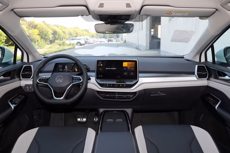 Bên sườn xe Volkswagen ID.6 Crozz 2024 vẫn là bộ mâm 5 chấu kép hình xoắn kép, được sơn 2 tông màu tương phản là bạc và đen, tấm ốp sườn xe bằng nhựa màu tối có tích hợp thêm thanh nẹp mạ crôm. Đằng sau xe Volkswagen ID.6 Crozz 2024 có cụm đèn hậu LED xuyên thấu, cản va sau khép kín.