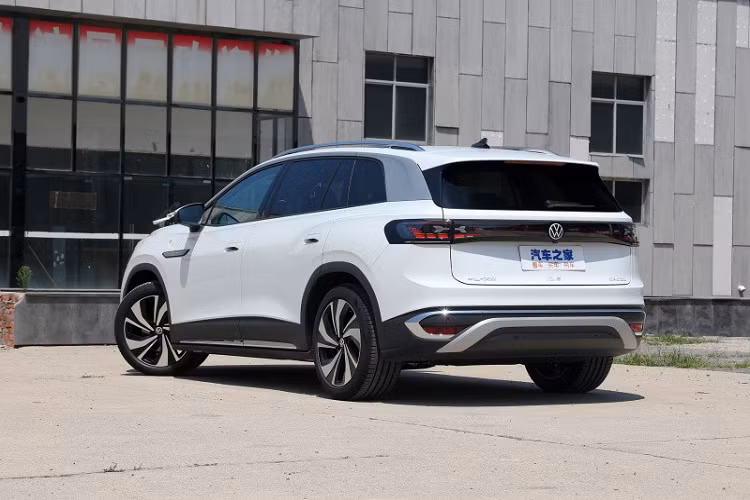 Mặt tiền của mẫu xe điện Volkswagen ID.6 Crozz 2024 có cụm đèn pha LED to bản, ôm trọn luôn phần đầu xe, điểm nhấn là thanh nối nằm gọn trong đèn pha, logo của hãng xe Đức nằm chính giữa. Dịch chuyển xuống dưới chúng ta dễ thấy rằng, xe Volkswagen ID.6 Crozz 2024 có cản va trước với hốc gió rất đẹp mắt, được sơn màu đen và có thêm các nan nhỏ màu trắng tạo điểm nhấn.