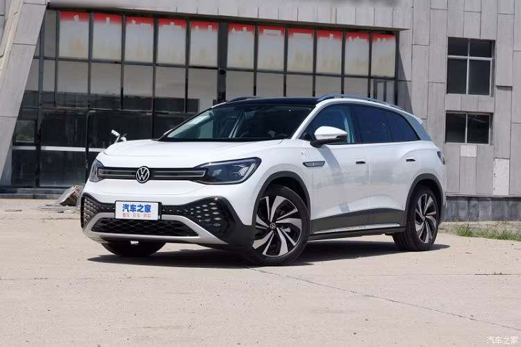 Volkswagen ID.6 Crozz 2024 chạy điện có tổng cộng có 4 hiên bản bao gồm Pure có giá bán rẻ nhất 258.900 nhân dân tệ (tương đương 833 triệu đồng). Tiếp đến là bản Pure+ và Pro, với giá bán tương ứng là 282.900 nhân dân tệ (khoảng 910 triệu đồng) và 293.900 nhân dân tệ (tương đương 945 triệu đồng). Cuối cùng là Volkswagen ID.6 Crozz 2024 bản Prime với giá bán từ 336.900 nhân dân tệ (1,08 tỷ đồng).