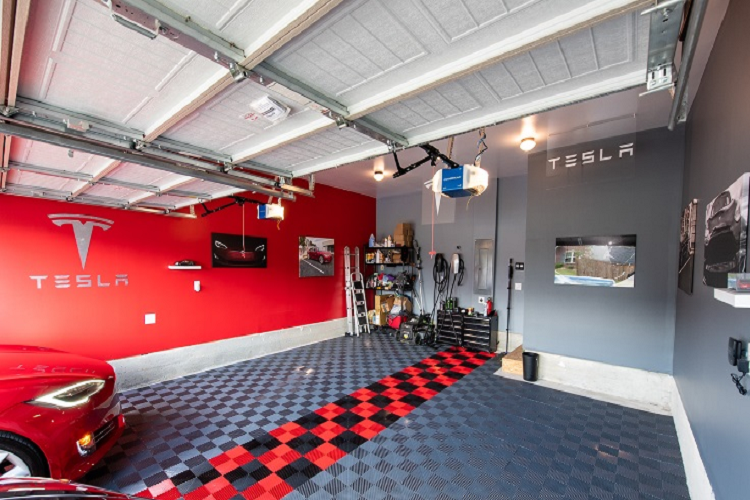 Dù có doanh số ngày càng tăng, số lượng người sử dụng xe Tesla ngày càng nhiều nhưng chất lượng dịch vụ vẫn không được cải thiện. Người dùng thường phải mất khá nhiều thời gian chờ đợi để có thể đến lượt sửa chữa, mỗi khi xe gặp vấn đề hỏng hóc.