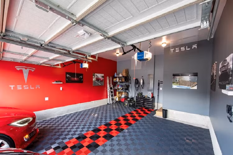 Dù có doanh số ngày càng tăng, số lượng người sử dụng xe Tesla ngày càng nhiều nhưng chất lượng dịch vụ vẫn không được cải thiện. Người dùng thường phải mất khá nhiều thời gian chờ đợi để có thể đến lượt sửa chữa, mỗi khi xe gặp vấn đề hỏng hóc.