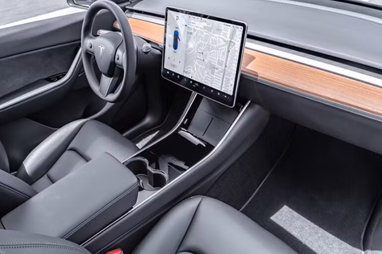 Trên xe Model Y nói riêng hay xe Tesla nói chung không hề được trang bị Apple CarPlay lẫn Android Auto. Tesla có một phần mềm riêng và tiện lợi hơn so với việc sử dụng hai phần mềm của Apple. Tuy nhiên, người dùng sẽ mất thời gian làm quen với giao diện mới này.